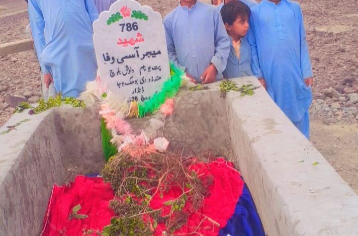 ڈنڈار: شھید میجر آسمی وپا ءِ سالروچ کھول ءَ برجم داشتگ