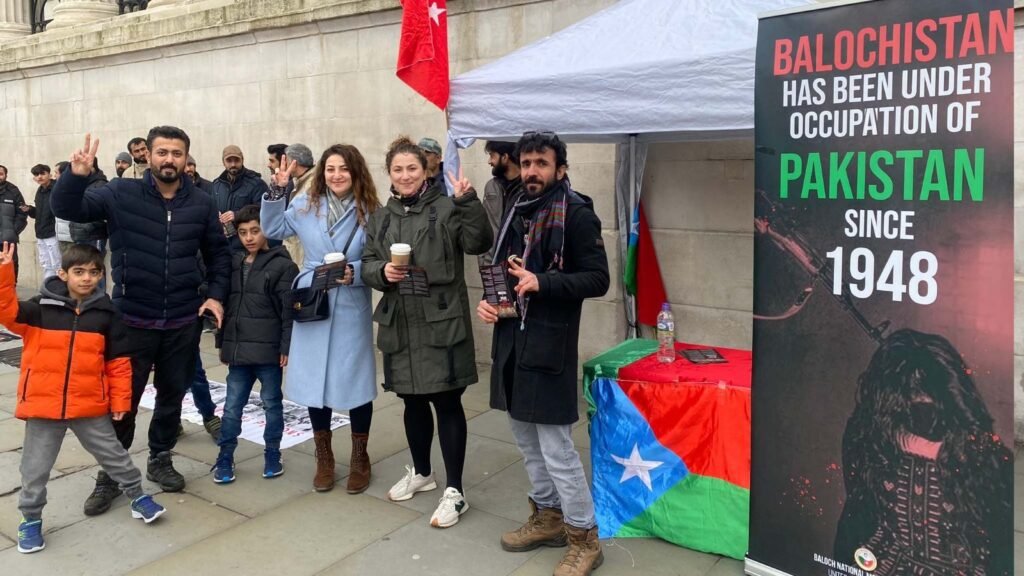 پاکستانی زورگری ءِ بگیری ءَ بی این ایم ءِ لندن باوست آسر ، دیم ءِ پدانک ءَ مانچسٹر ءُ لیڈز ءَ باوست ھلائینگ بیت