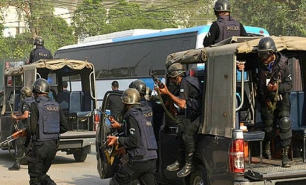 نوشکے:  پولیس بنجل ءِ سر ءَ ارش ءُ سلاہ برگ بوتگ اَنت