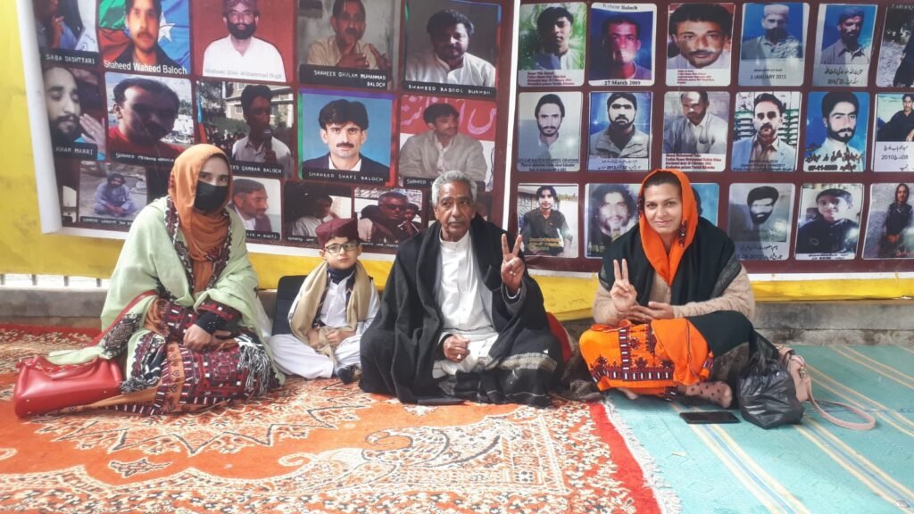 من دانکہ سلامت آں پہ بیگواھیں مردمانی آجوئی ءَجھد  ءَ برجاہ دار آں۔  ماما کدیر