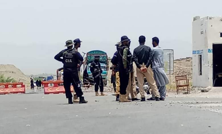 ڈی بلوچ ءَ پولیس ءَ چہ زھرشانی جاہ ءَ زور بیگواھیں سگیر ءِ پد دزگیر کرتگ