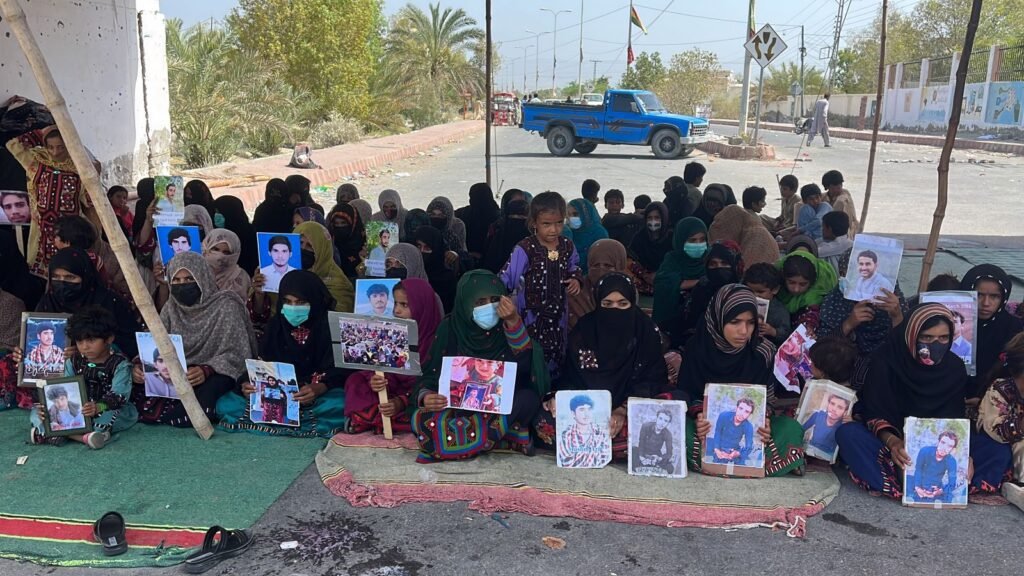 تربت ءَ زور بیگواھیں مردمانی کھول دو روچ اِنت کہ زھرشانی ءَ نشتگ اَنت