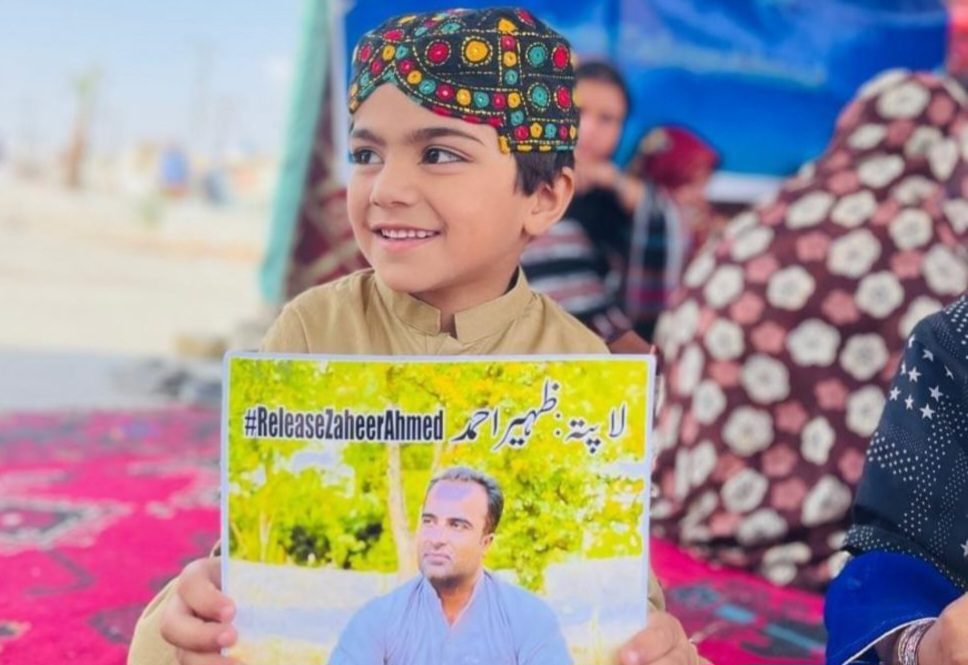 پہ زھیر اھمد ءِ ￵یل نہ کنگ ءِ ￵بگیری ءَ ￴پریس کانپریس کن این ءُ ￶وتی آھوکیں گامگیج ءِ ￵جار ءَ ￴جن ایں۔ کھول