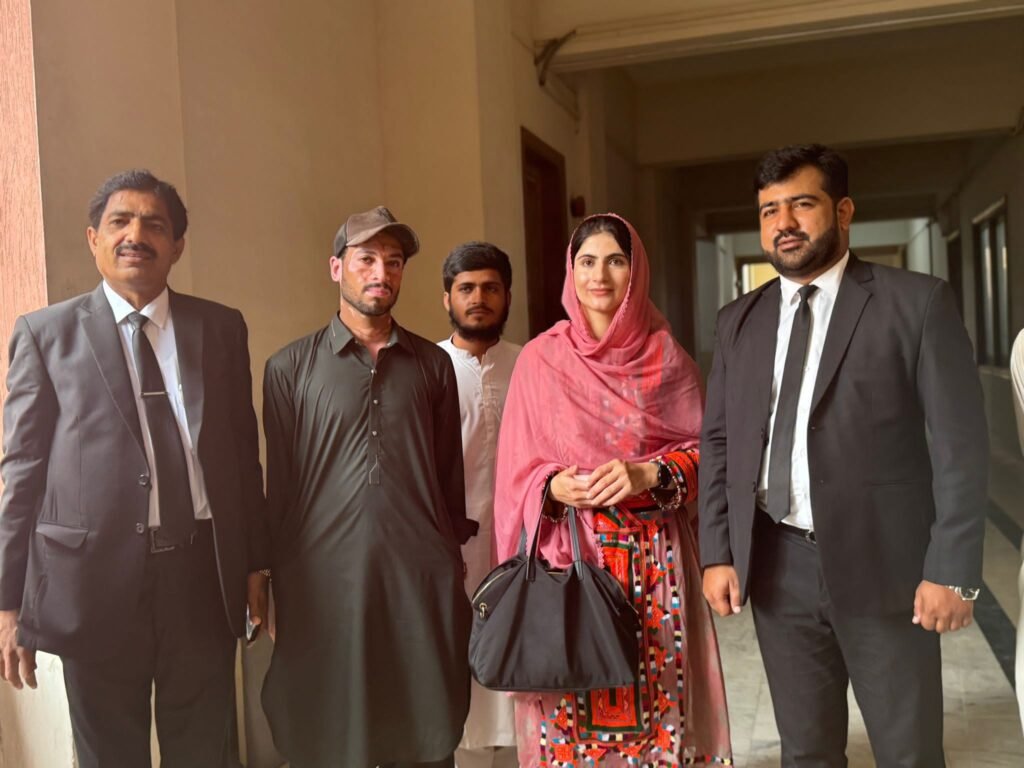 مرچی ￴ما سند آمیدگس ءَ ￴پٹیشنے داتگ آمیدگس باندا سھب ءَ ￴ایشی سر ءَ ￴گپ جنت۔ سمی دین