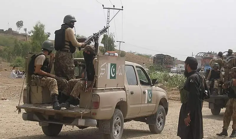 ڈیرہ اسمائیل ءَ پاکستانی لشکر ءِ ￵سر ءَ ￴اُرش ءَ پاکستانی لشکر ءِ ￴دہ کارمند مرتگ