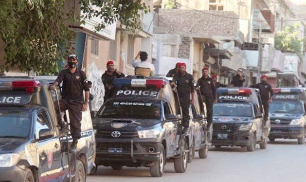 کراچی ءَ پولیس ءُ رینجر ءَ باز مردم دزگیر کرتگ