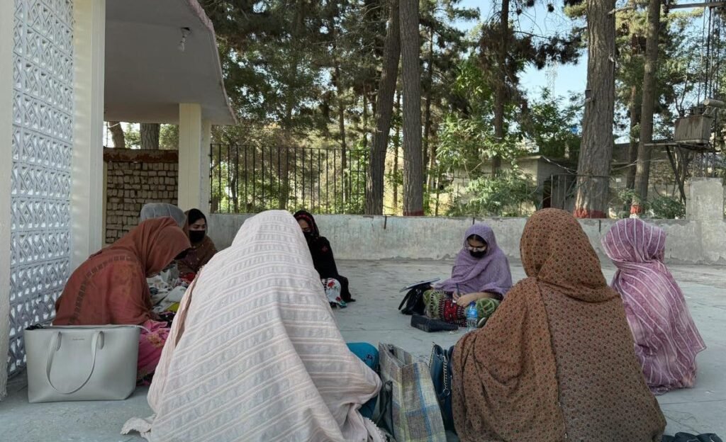 بلوچ وومن پورم شال ھنکین ءِ ھیلکاری دیوان آرگنائزر اِرم بلوچ ءِ سروکی ءَ برجم دارگ بیتگ