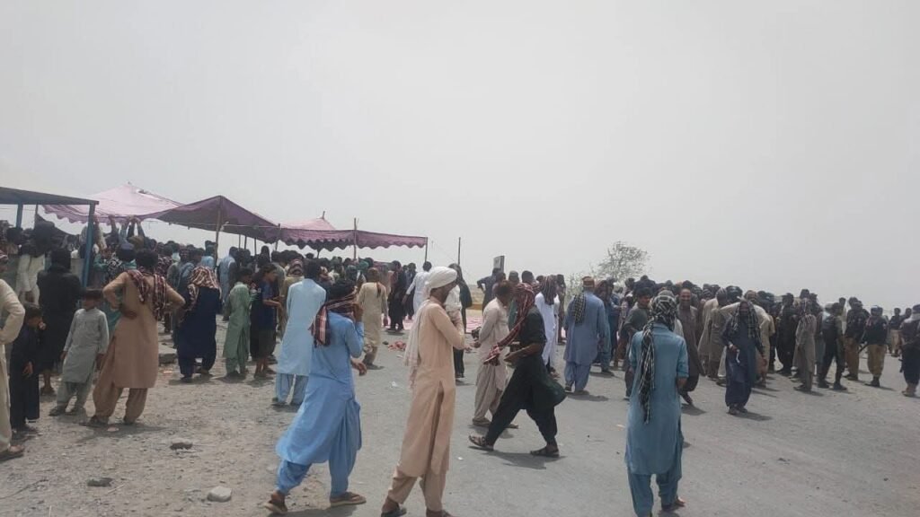 تربت ءَ چہ سیمسرءِ بند بوگ ءَ  تیل کشیں گاڑی واھنداں زھرشانی کرتگ